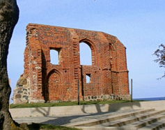 Zdjęcie przedstawia: Ruiny kościoła w Trzęsaczu