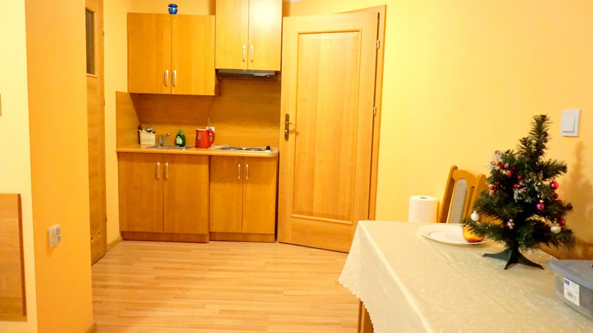 Pesjonat CZERESNIOWY, pokoje 2,3 i 4 osobowe z lazienkami, 3 aneksy kuchenne, parking, gril.
